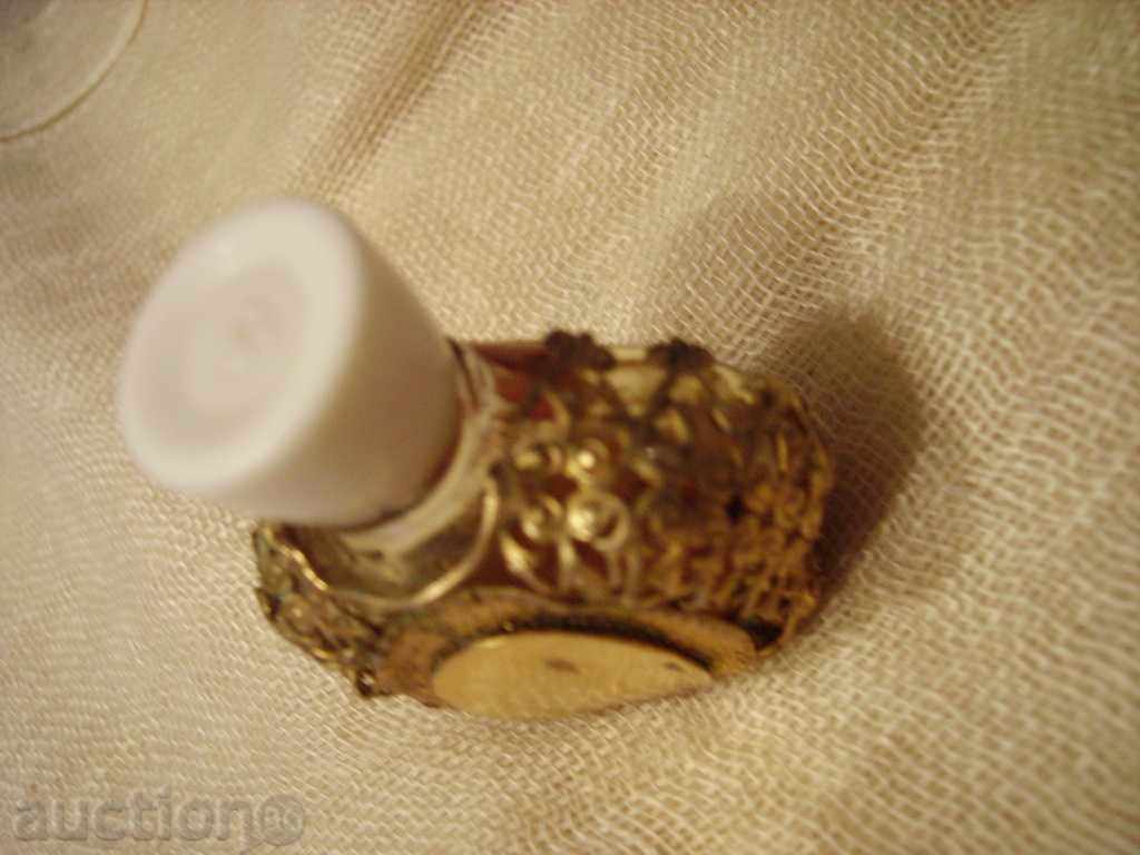 Delivery of I am selling an old perfume bottle with metal fittings and gilding Delivery of I am selling an old perfume bottle with metal fittings and gilding
