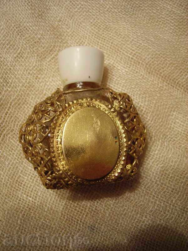 Vanzarea o sticla de parfum vechi, cu placare metalică și placare cu aur