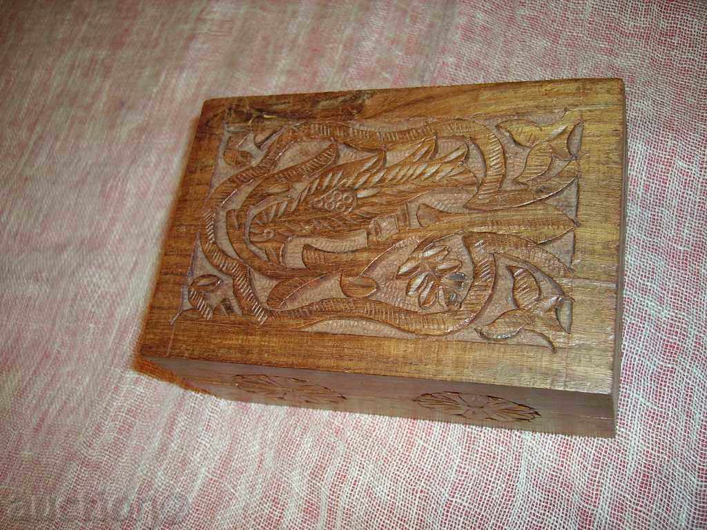 Auction I sell a wooden carved jewelry box Auction I sell a wooden carved jewelry box