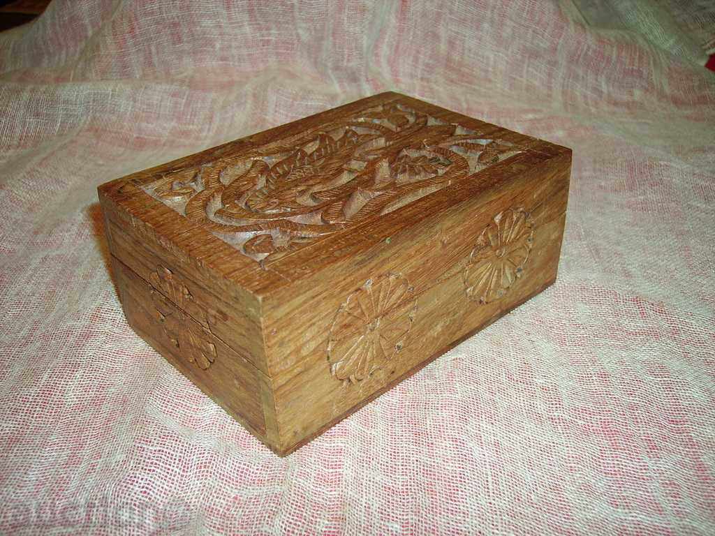 Продавам дървена резбована кутия за бижута