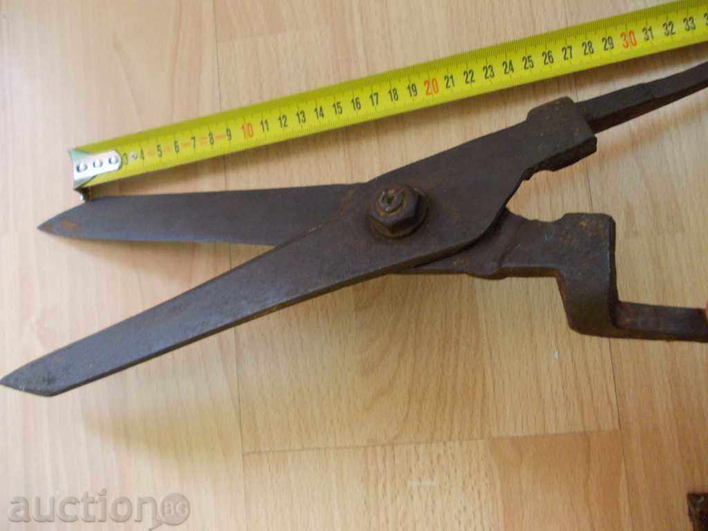 Delivery of Huge old scissors Delivery of Huge old scissors