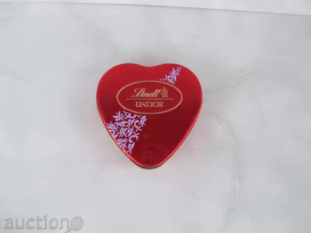Метална кутия от бонбони във формата на сърце Lindt Lindor