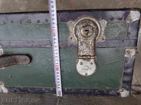 Auction  Very old suitcase traveled to America chest bag