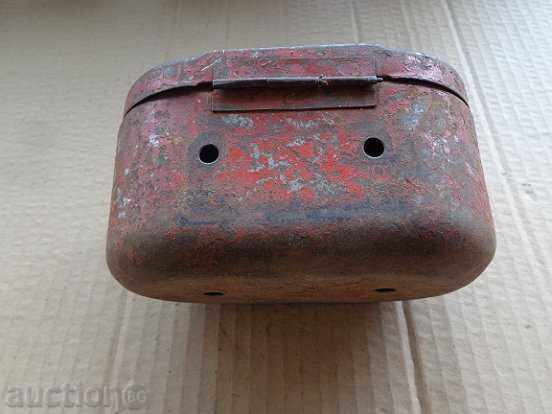 Παλιά μεταλλικό κουτί ενός κινητήρα μοτοσικλέτας, κουτί πρώτων βοηθειών με τιμή 44.00 BGN | € 22.50