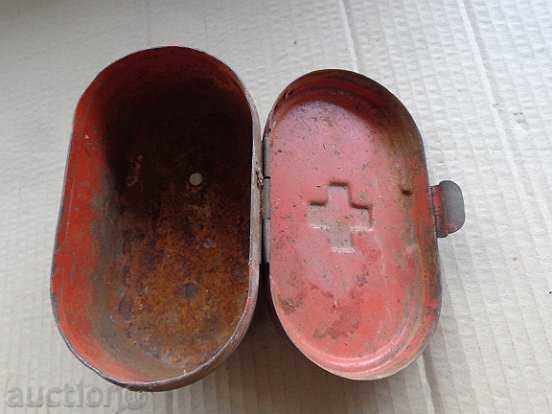 Δημοπρασία Παλιά μεταλλικό κουτί ενός κινητήρα μοτοσικλέτας, κουτί πρώτων βοηθειών