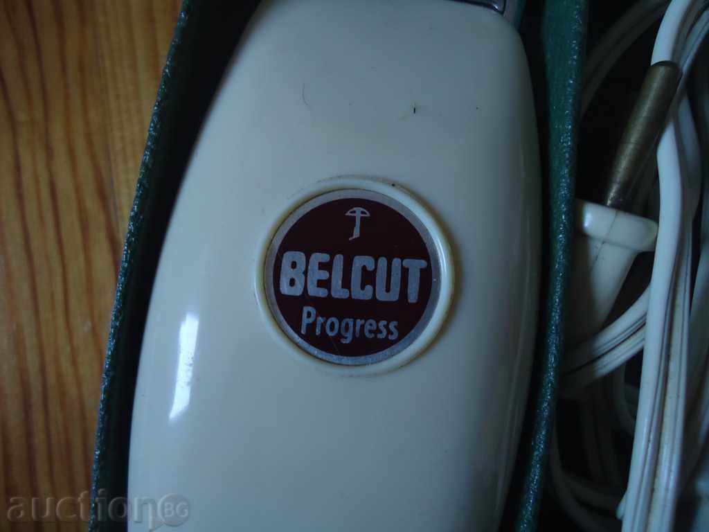 TWO OLD ELECTRIC SHAVERS RETRO USSR BAKELITE with price € 15.00 | 29.34 BGN