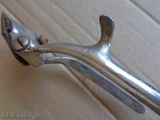 Auction An old hand cutter, a razor Auction An old hand cutter, a razor