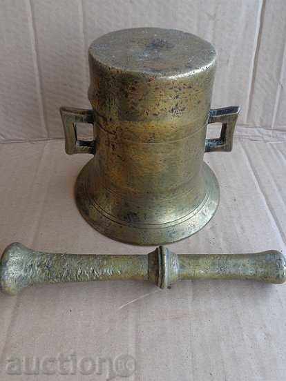 Παλιό χάλκινο γουδί και γουδοχέρι για το σφυροκόπημα με τιμή 75.00 BGN | € 38.35