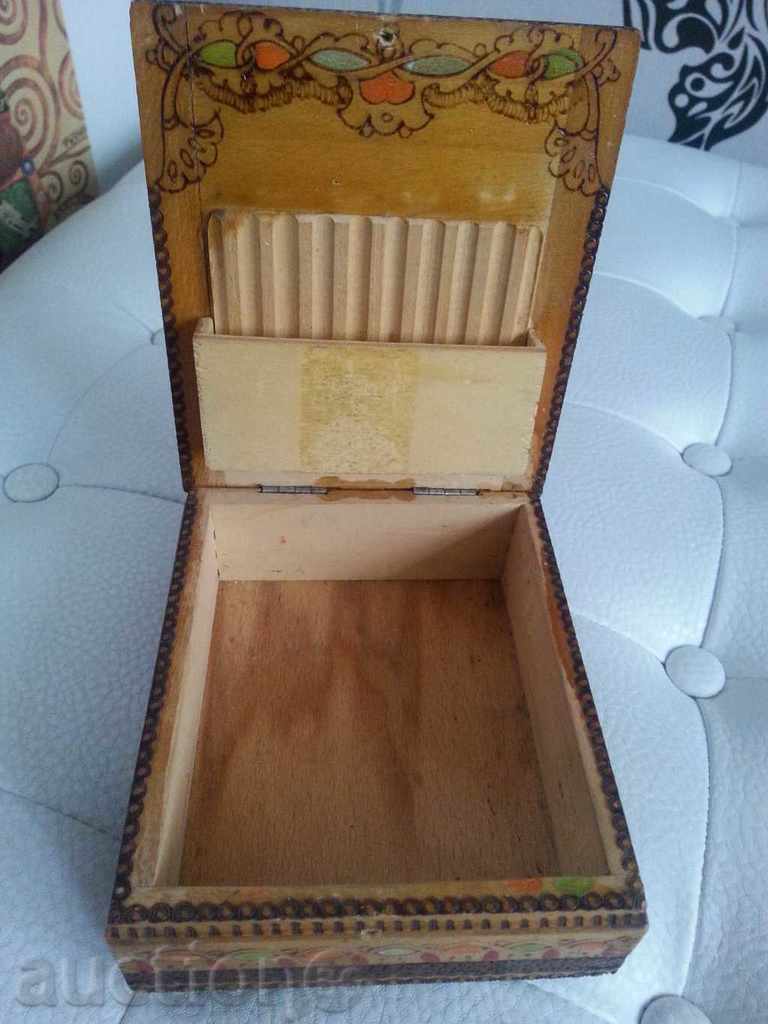Cutie veche pirografată, suport pentru țigări cu preț € 10.00 | 19.56 BGN