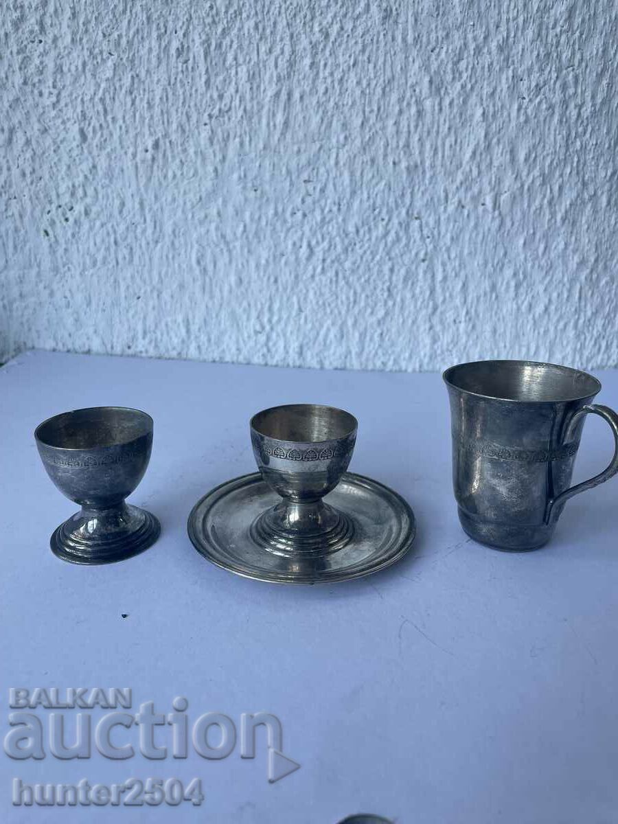 Поставки за яйца и чашка