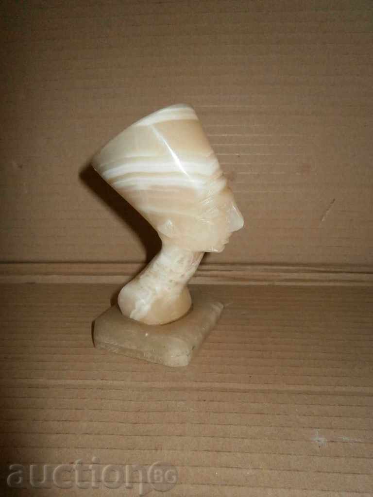 Delivery of bust of Nefertiti Delivery of bust of Nefertiti