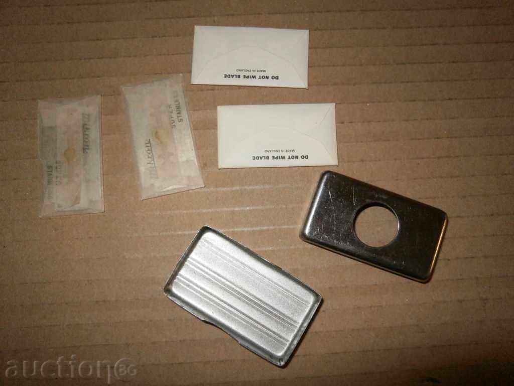 Delivery of Gillete super silver box with knives 2 pieces Delivery of Gillete super silver box with knives 2 pieces