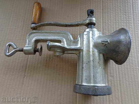 Mașină de tocat carne din metal veche Cehoslovacia cu preț 49.00 BGN | € 25.05 Mașină de tocat carne din metal veche Cehoslovacia cu preț 49.00 BGN | € 25.05