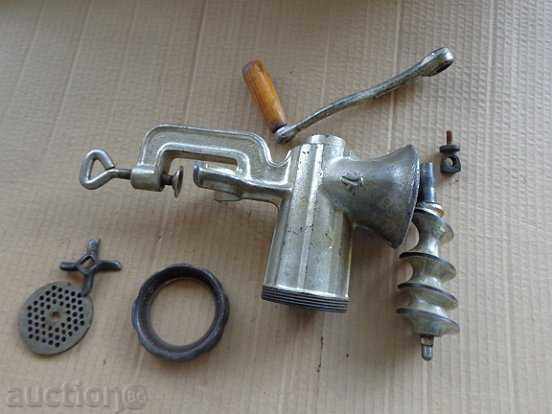 Livrarea Mașină de tocat carne din metal veche Cehoslovacia Livrarea Mașină de tocat carne din metal veche Cehoslovacia