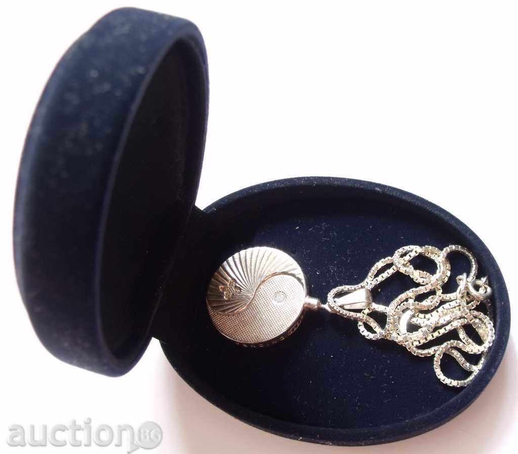 Ασημένιο μενταγιόν με παγκόσμια πατέντα Ασημένιο μενταγιόν με παγκόσμια πατέντα