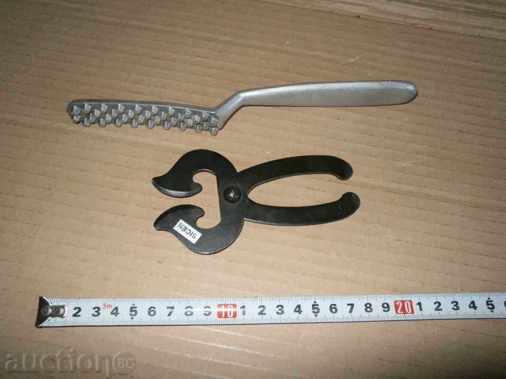 два прибора инструменти с цена 21.00 лв. | € 10.74 два прибора инструменти с цена 21.00 лв. | € 10.74