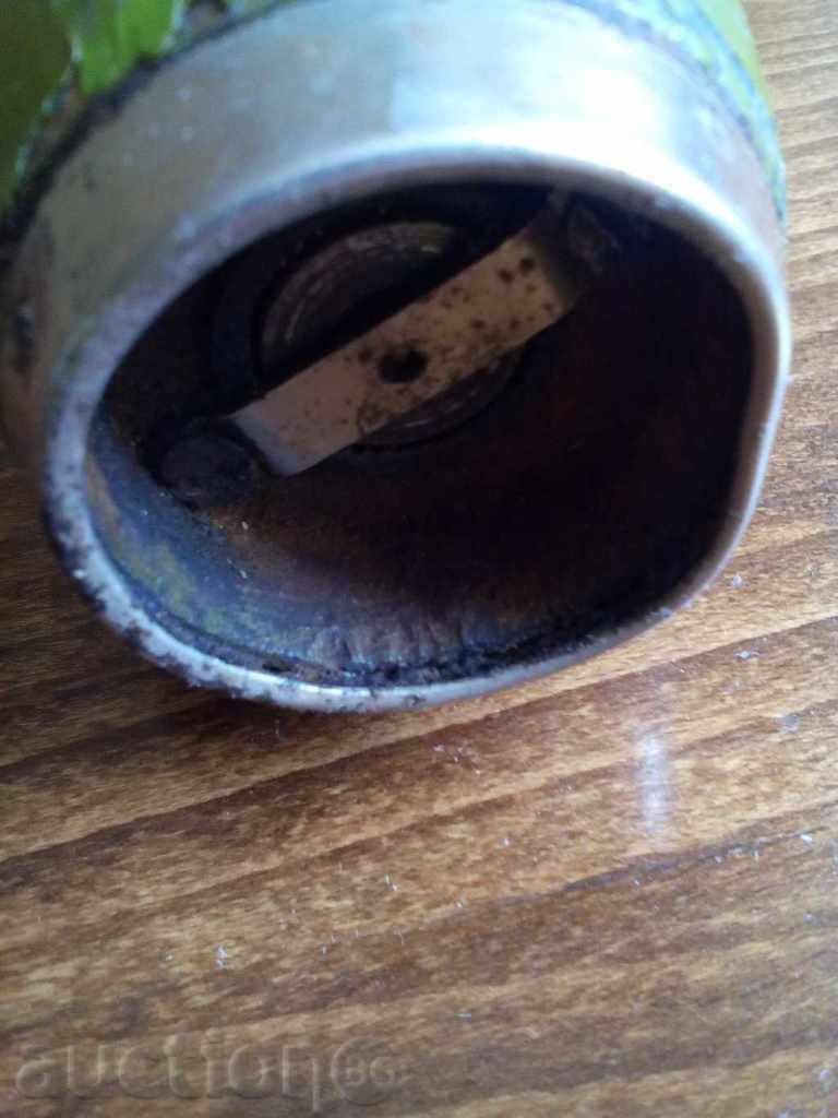 Livrarea râșniță veche de condimente Livrarea râșniță veche de condimente