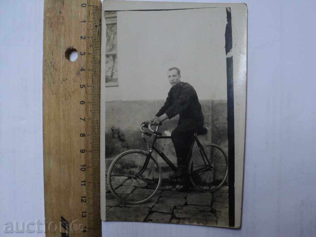OLD PICTURE SOLDIER WITH WHEEL.