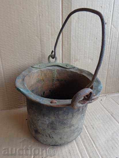Old cauldron, copper vessel, bucket, copper cauldron, bucket of gum