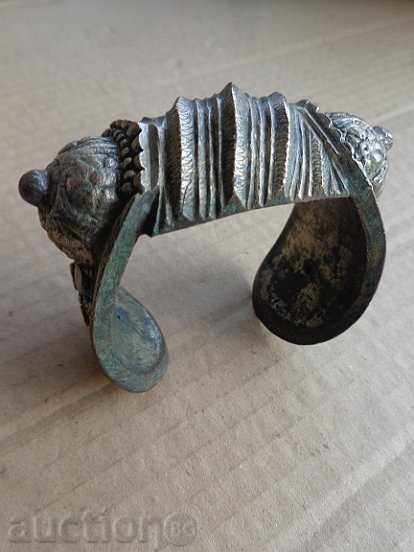 Auction Revival-era bracelet, slingshot type, from Sachan, jewelry, large Auction Revival-era bracelet, slingshot type, from Sachan, jewelry, large