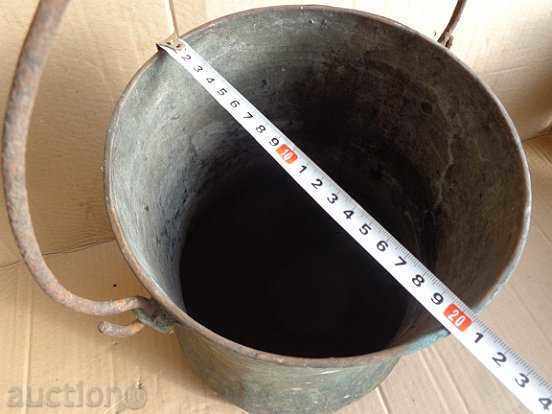 Auction An old cauldron, a baker, a copper pot, a boiler, a bucket, a bucket Auction An old cauldron, a baker, a copper pot, a boiler, a bucket, a bucket