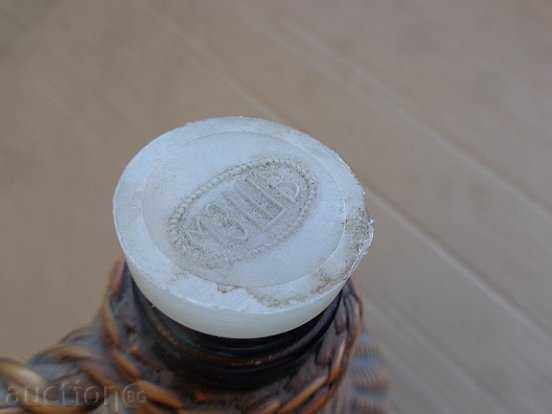 Аукцион Стара стъклена дамаджана за ракия с оплетка от ракита Аукцион Стара стъклена дамаджана за ракия с оплетка от ракита