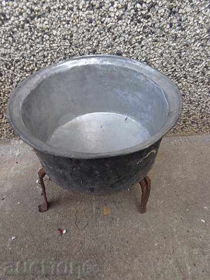 An old copper saucepan, a baker, a copper pot, a boiler - 6 An old copper saucepan, a baker, a copper pot, a boiler - 6