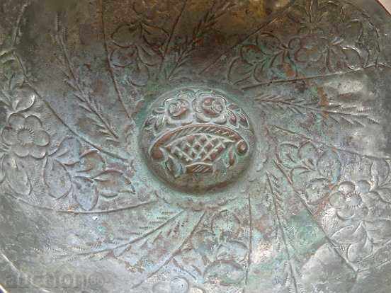 Auction Renaissance copper bowl with figures, sahane, baker, fructy Auction Renaissance copper bowl with figures, sahane, baker, fructy