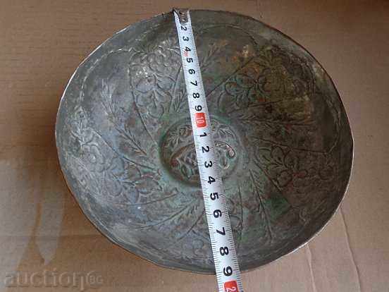 Delivery of Renaissance copper bowl with figures, sahane, baker, fructy Delivery of Renaissance copper bowl with figures, sahane, baker, fructy