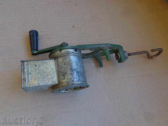 Mașină de măcinat nuci de fructe, măcinat, măcinat, sare cu preț 38.00 BGN | € 19.43 Mașină de măcinat nuci de fructe, măcinat, măcinat, sare cu preț 38.00 BGN | € 19.43