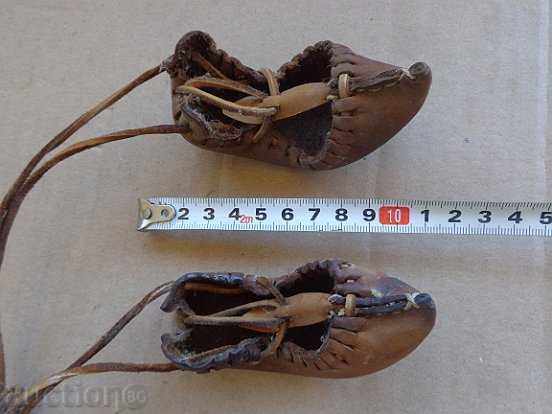 Delivery of A pair of unused baby sneakers from chinese ORIGINAL