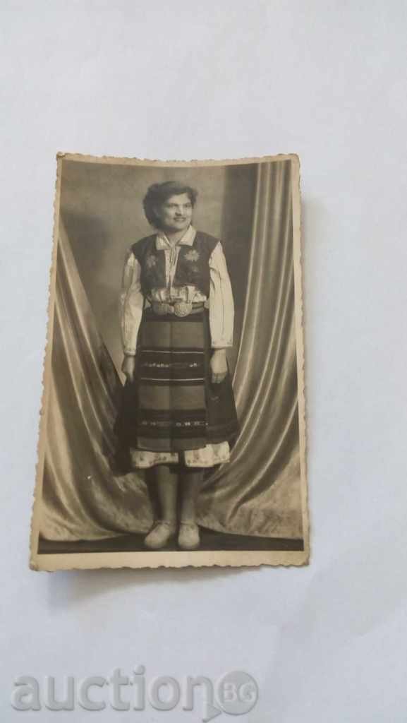 Пощенска картичка Жена в народна носия 1951