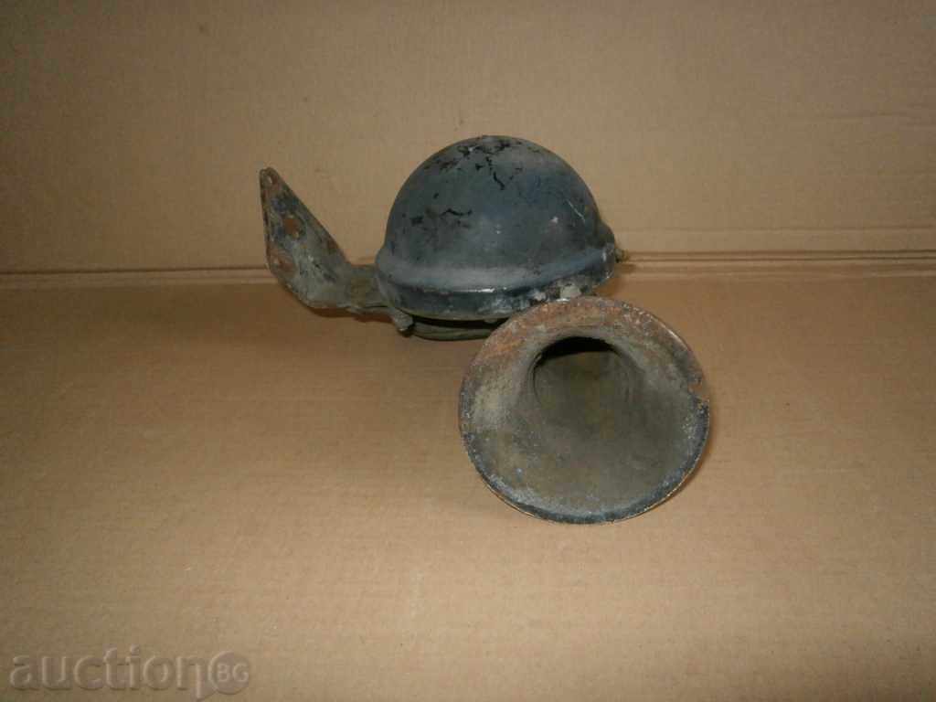 Delivery of horn thunderbolt from a retro car Delivery of horn thunderbolt from a retro car