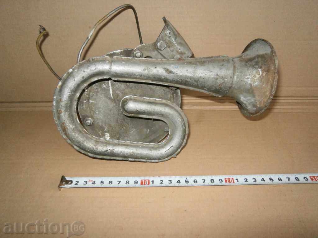 Delivery of horn thunderbolt from a retro car