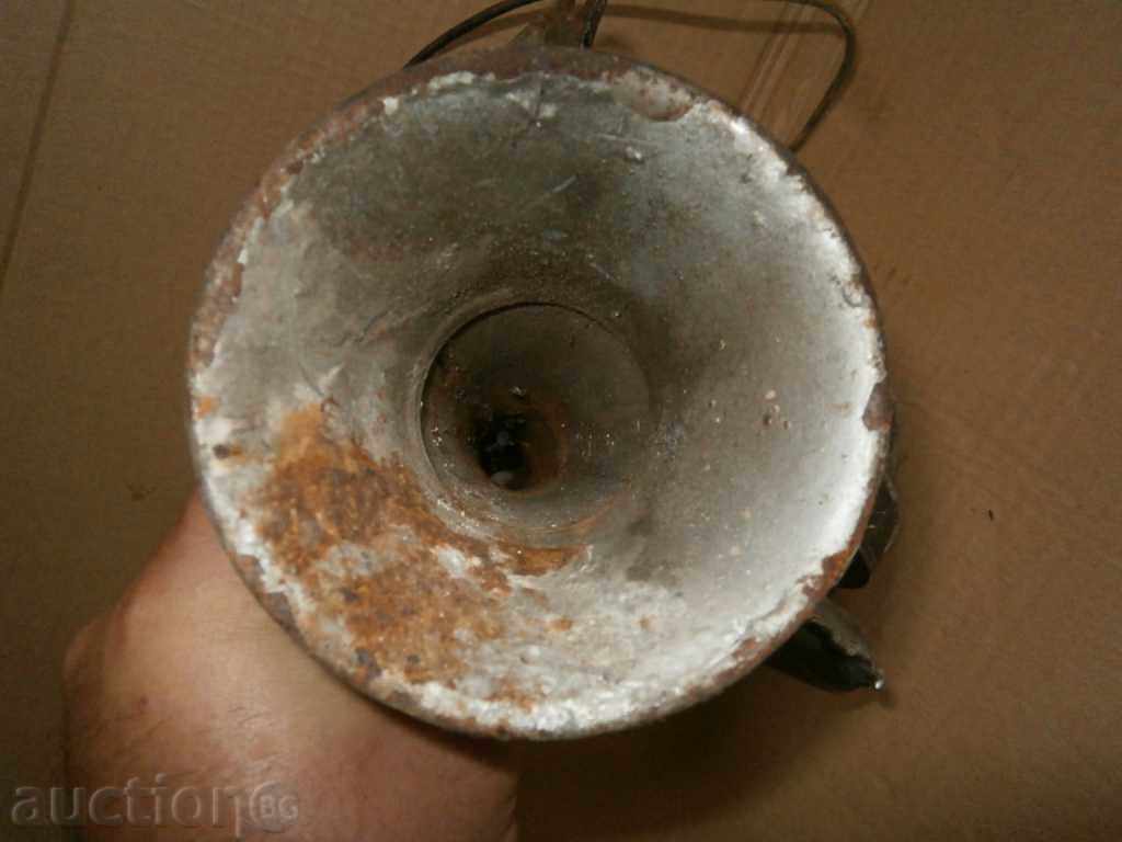 horn thunderbolt from a retro car - 6