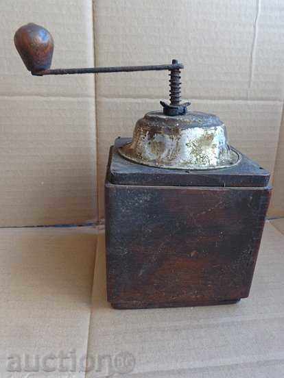 Delivery of Old grinder spice, coffee black pepper grinder primitive Delivery of Old grinder spice, coffee black pepper grinder primitive