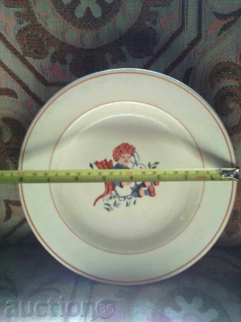 Рисувана порцеланова чиния