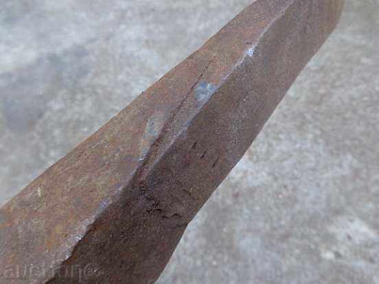 Auction Very old hammer for cut stone over 150 years, wrought iron Auction Very old hammer for cut stone over 150 years, wrought iron