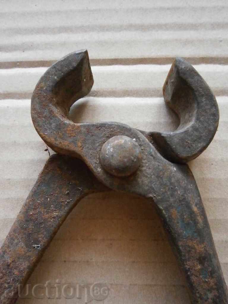 Delivery of old pliers Delivery of old pliers