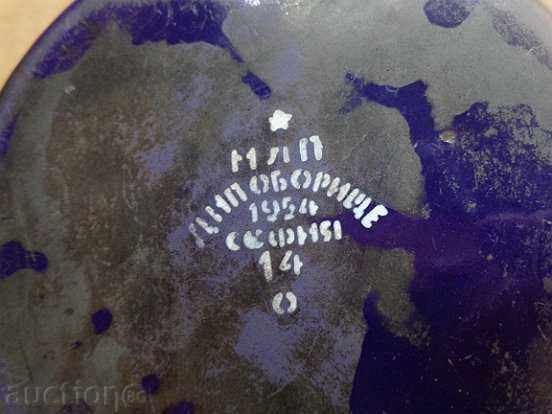 Auction Enamelled pot saucepan with enamel canteen utensils from early social Auction Enamelled pot saucepan with enamel canteen utensils from early social