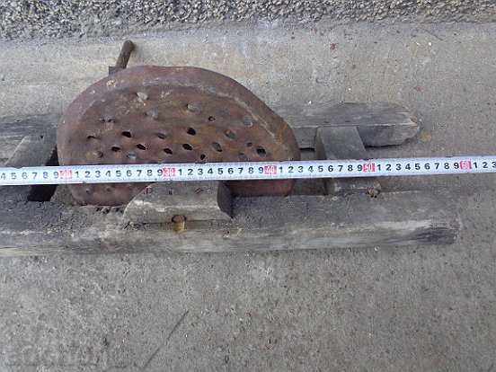 Auction Old rotating beet grater, wooden, primitive Auction Old rotating beet grater, wooden, primitive