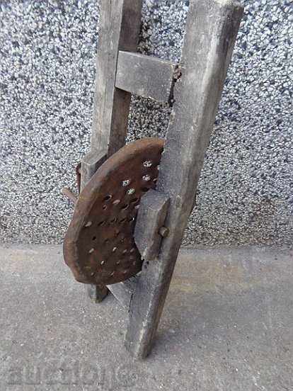 Delivery of Old rotating beet grater, wooden, primitive Delivery of Old rotating beet grater, wooden, primitive