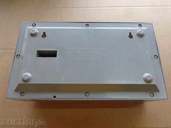 Auction An old radio, a speakerphone, a speakerphone, a radio Auction An old radio, a speakerphone, a speakerphone, a radio