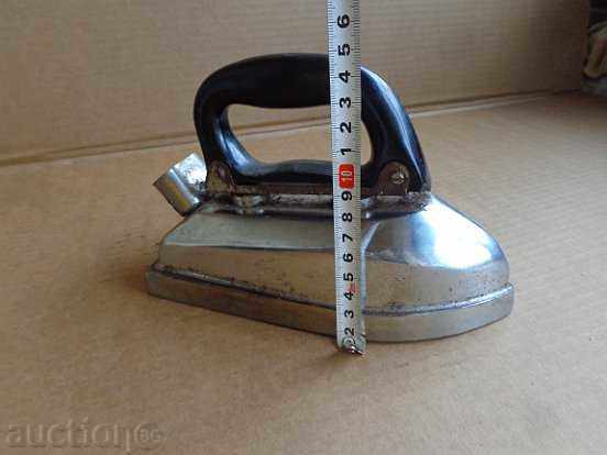 Old electric iron with a handle of bakelite, an early salt, - 6 Old electric iron with a handle of bakelite, an early salt, - 6