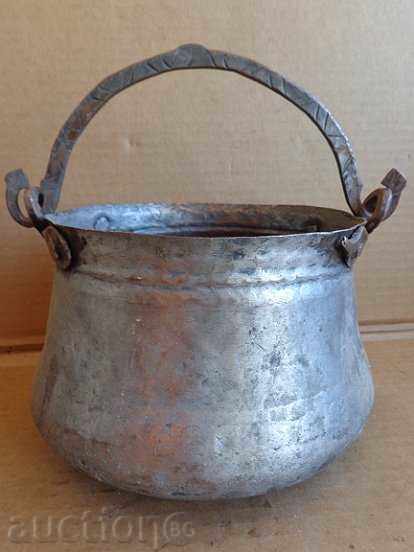 Auction An old bacon, a baker, a pot, a boiler, a copper pot Auction An old bacon, a baker, a pot, a boiler, a copper pot