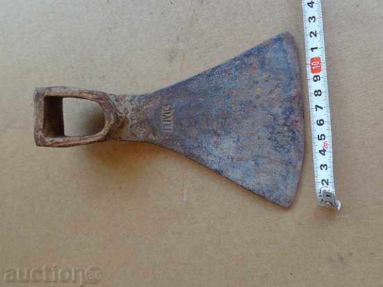 Auction  Old pick, agricultural instrument, chapel, wrought iron