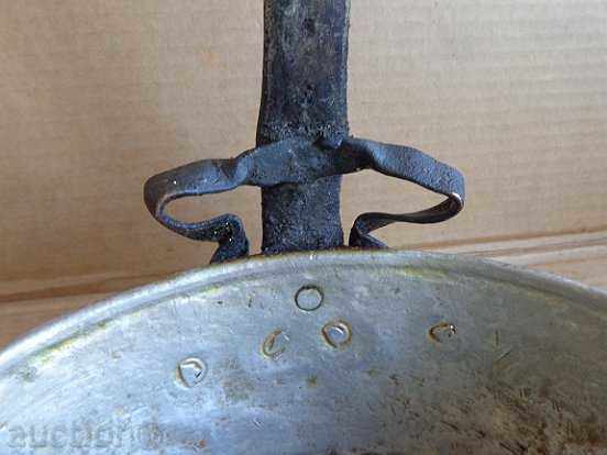 Delivery of An old copper pan, a baker, a tray, a copper pot, a household pot Delivery of An old copper pan, a baker, a tray, a copper pot, a household pot