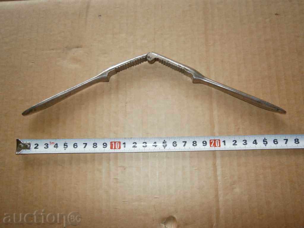 Delivery of pliers for breaking hazelnut nuts nuts