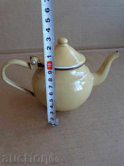 Delivery of An enameled teapot from the time of a sot, an enameled pot, jesse