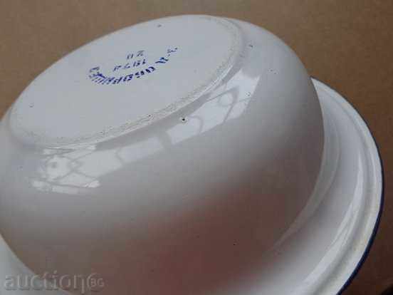 Auction Enameled bowl of juice, enameled bowl, basin Auction Enameled bowl of juice, enameled bowl, basin